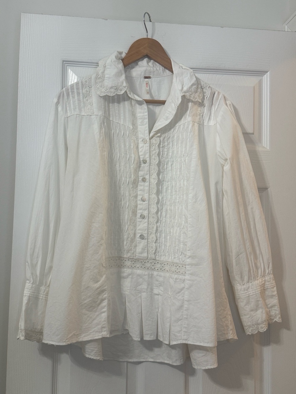 Free People eyelet scalloped popover top - Picture 3 of 6